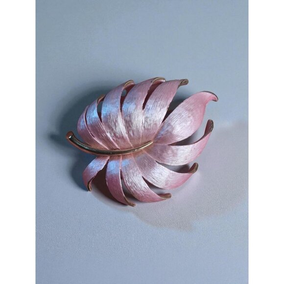 Vintage Pink Enamel Leaf Brooch & Clip-On Earrings Set Mid-Century Gold Tone Dem - Picture 2 of 5